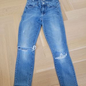 Knee rip skinny jeans